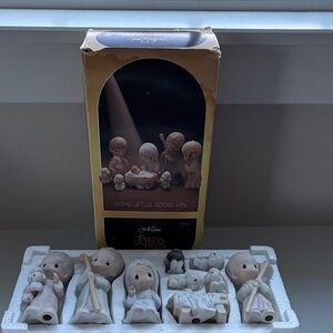 Precious Moments Vintage 1979 nativity set
"Come Let Us Adore Him" 9-piece w/box